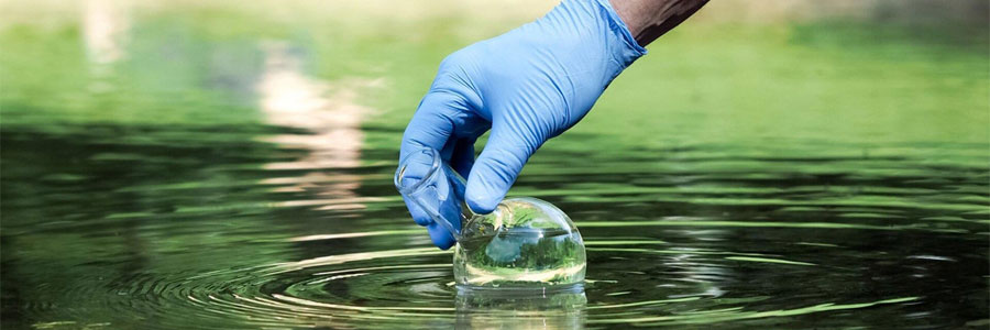 Muestreo de calidad del agua en un entorno natural